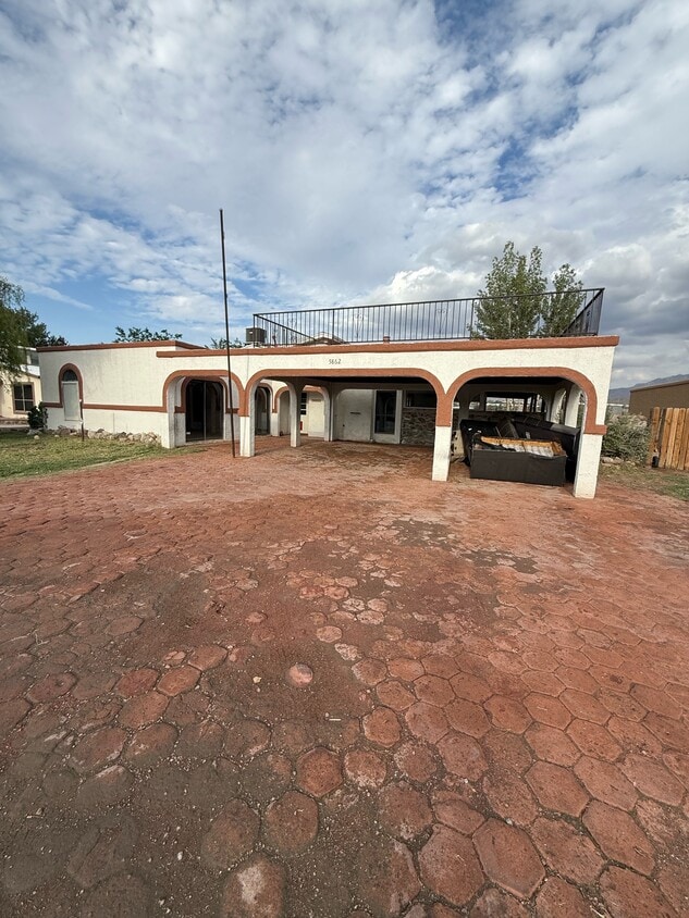 Building Photo - 5862 Oleaster Dr