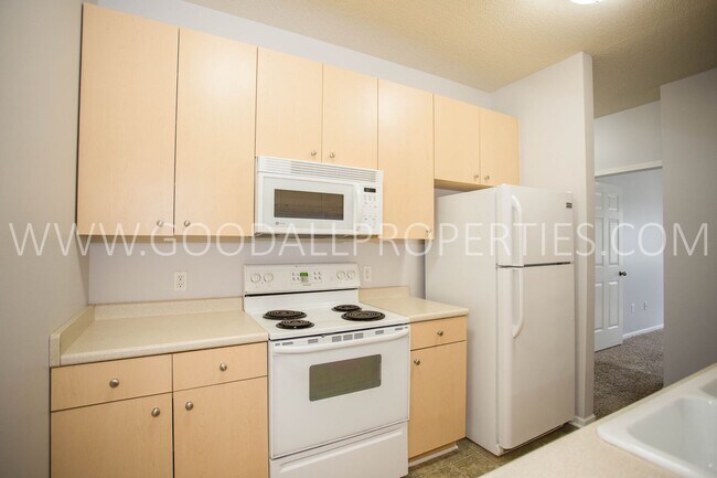 Building Photo - 3 bedroom 2 bath Low-Maintenance Waukee Condo with Garage