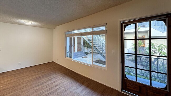 Foto del edificio - 45 Rose Ave