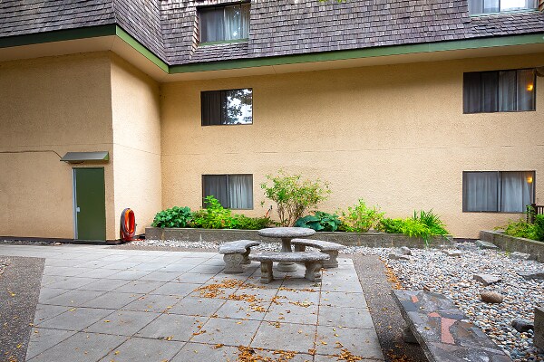Photo du bâtiment - 466 Eighth Av E