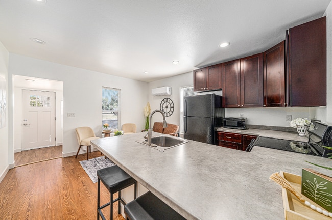 Foto del edificio - 1326 E 8th St
