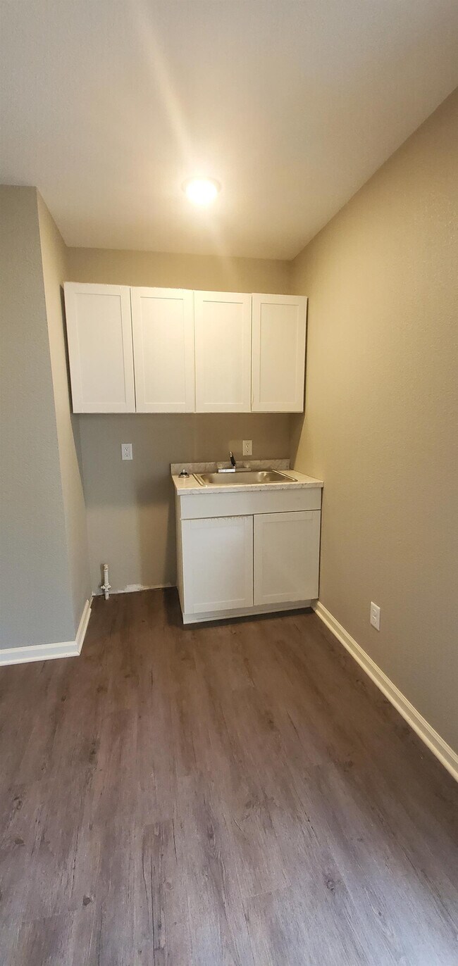 Building Photo - Affordable Modern Townhome for lease!