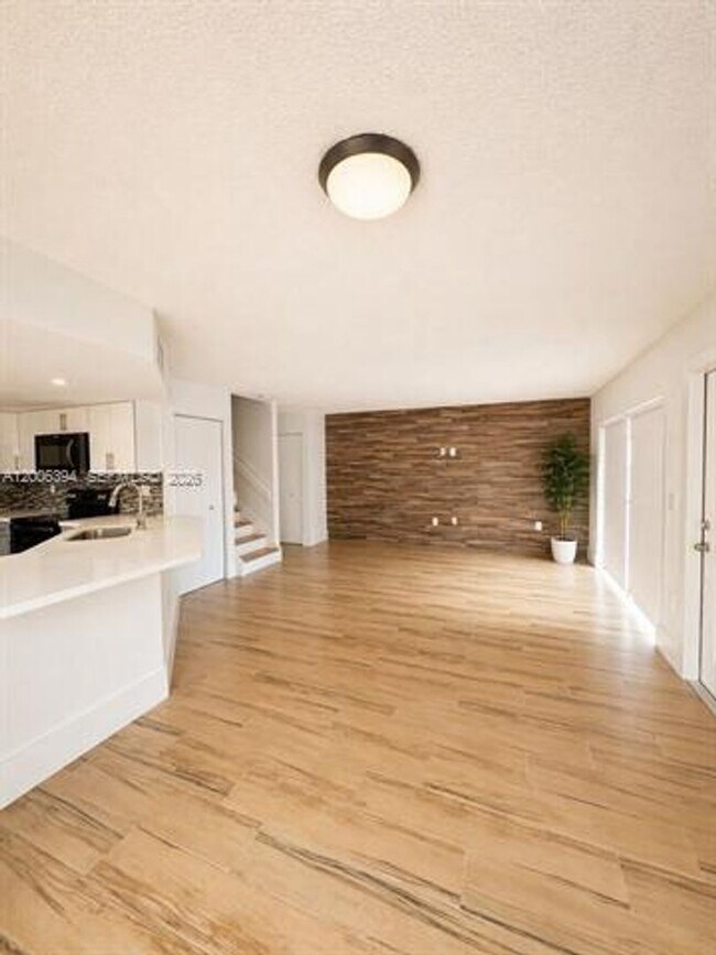 Foto del edificio - 8590 NW 3rd Ln