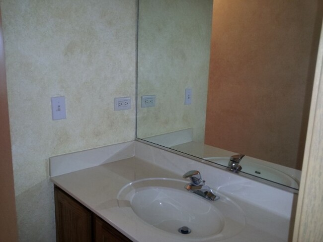 Foto del edificio - GORGEOUS 2 BEDROOM TOWNHOME LOCATED IN LIN...