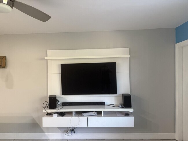 Building Photo - 3211 SW 44th St