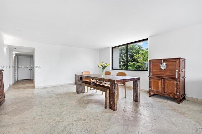 Foto del edificio - 2575 S Bayshore Dr