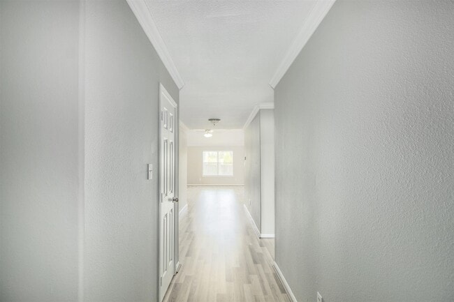 Building Photo - 406 Woodlake Dr