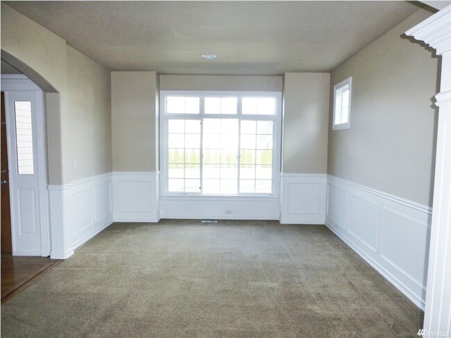 Building Photo - Spacious 4 bed plus den plus bonus room