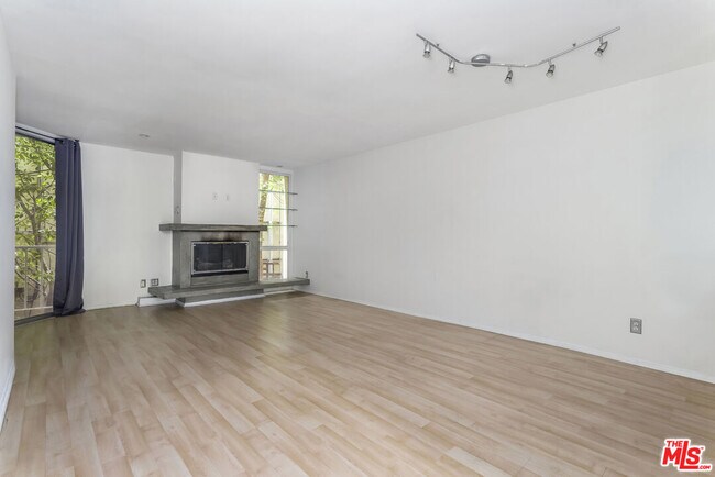 Foto del edificio - 1230 N Sweetzer Ave