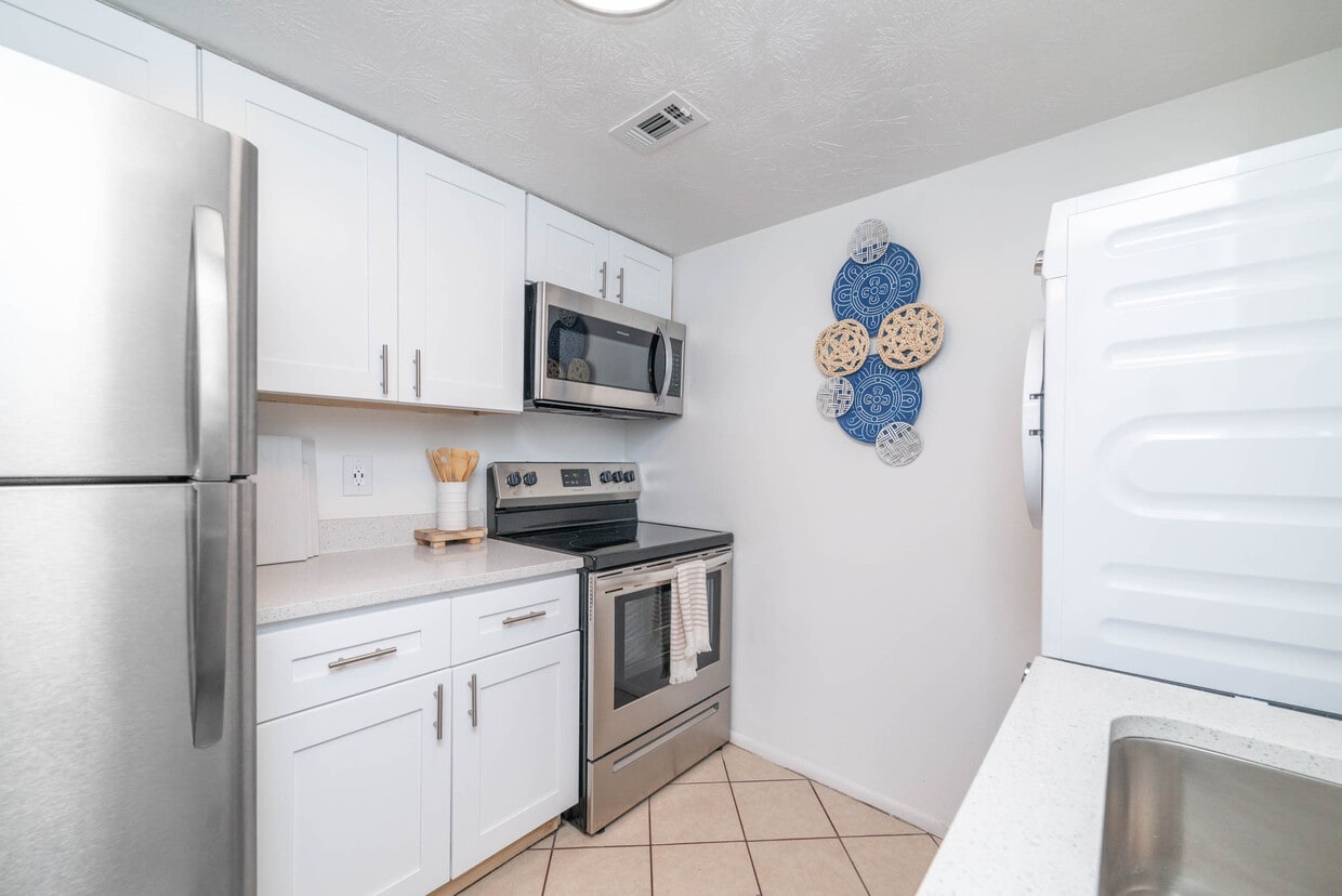 Camelot Apartments - Camelot Apartments