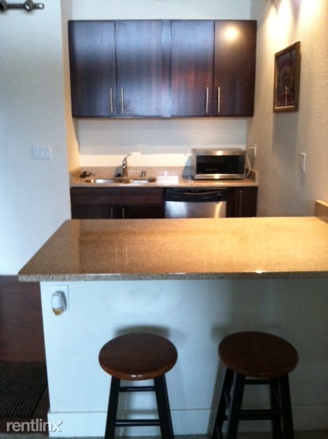 Primary Photo - 1818 N Farwell Ave