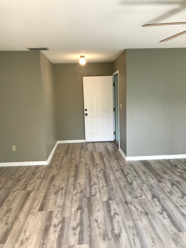 Building Photo - 19 Lakepoint Cir