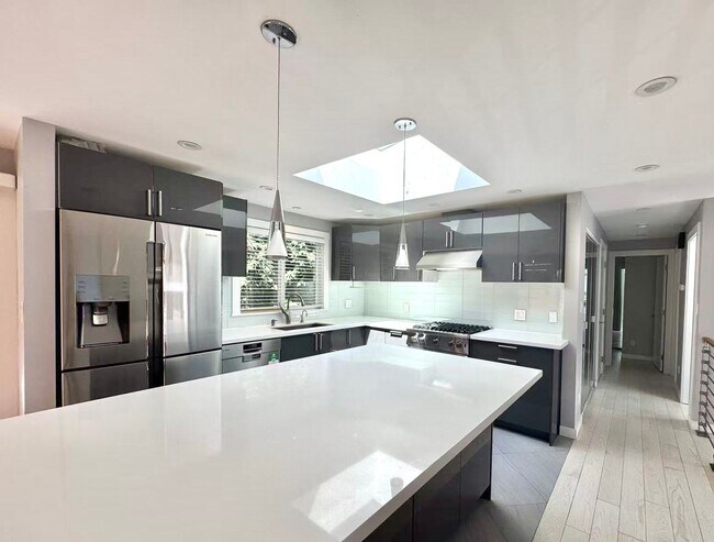 Foto del edificio - Modern Split-Level Home in Lake Hills for ...