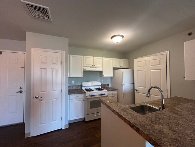Building Photo - 2bed 2 bath