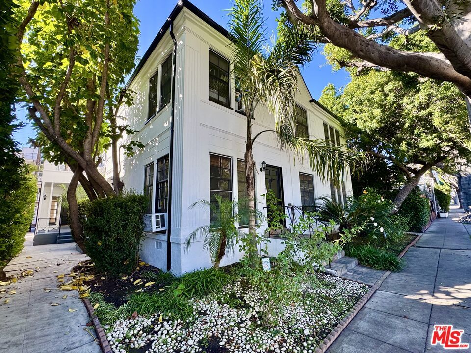 Foto principal - 9010 Burton Way