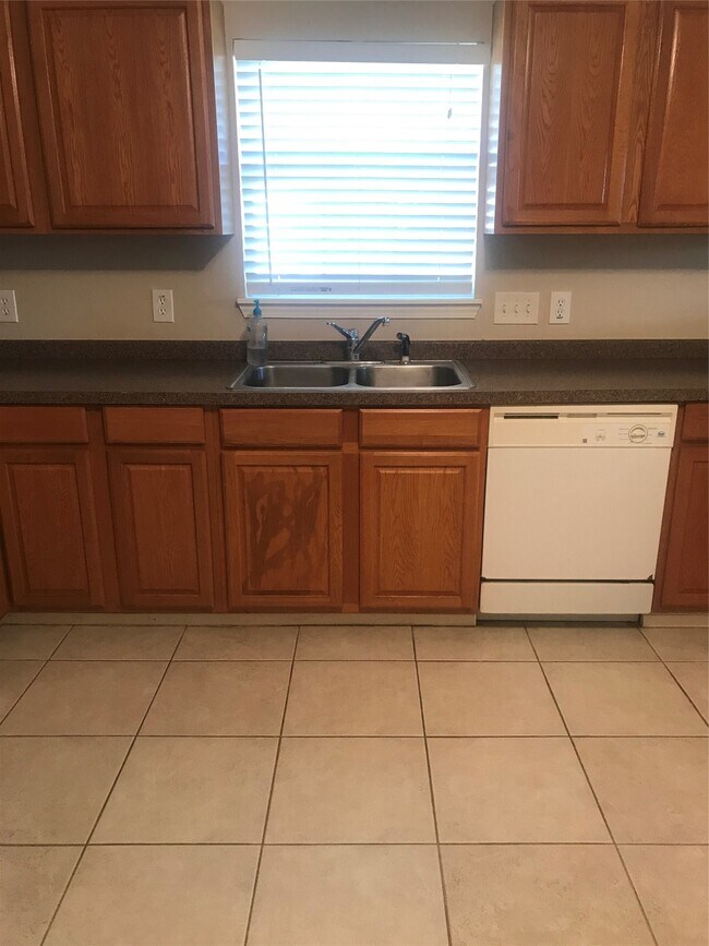 Foto del edificio - 2443 Precinct Line Rd