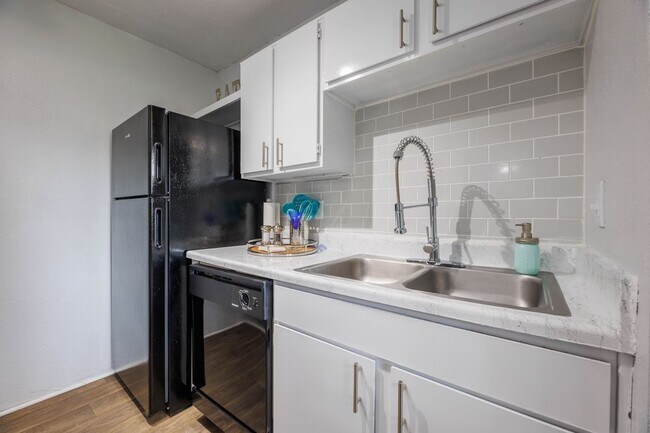 Foto del edificio - Luxury Features + 6 Weeks Free Rent | Don’t Miss Out!