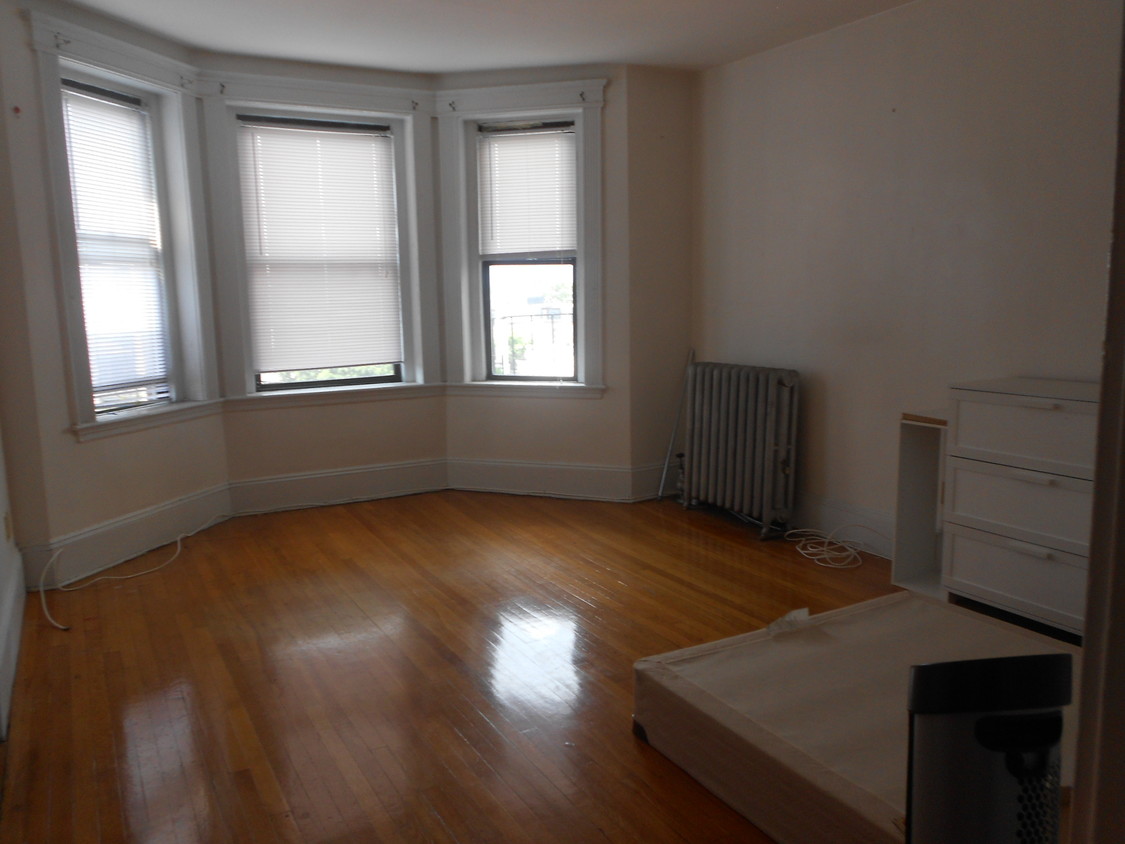 Primary Photo - 1266 Commonwealth Avenue
