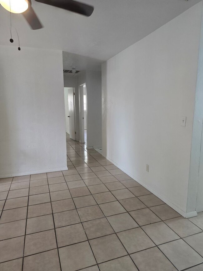 Foto del edificio - 3 bedroom 1 bath