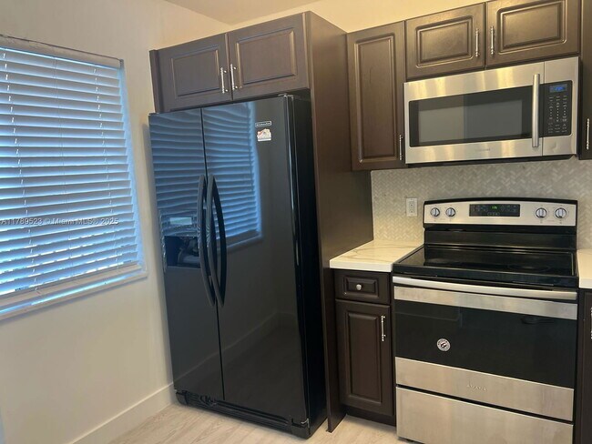 Foto del edificio - 8560 N Sherman Cir