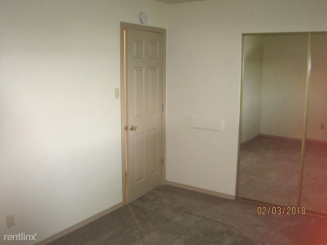 Building Photo - 2 br, 1 bath Apartment - Oregon St Apartments