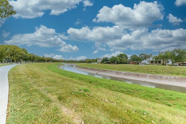 Building Photo - 3809 N Braeswood Blvd