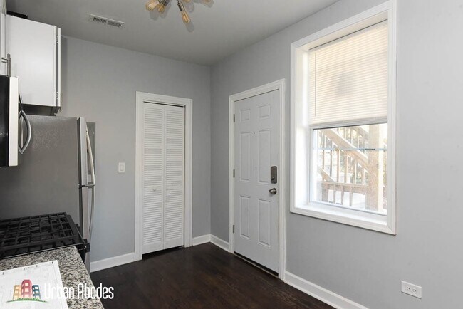 Foto del edificio - 3301 N Harding Ave