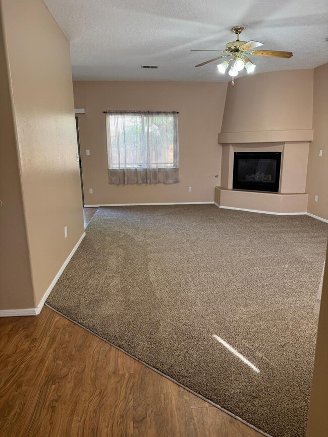 Foto del edificio - 256 Glenridge Park Ln NE