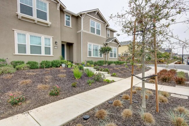 Building Photo - 14746 Kit Carson Dr