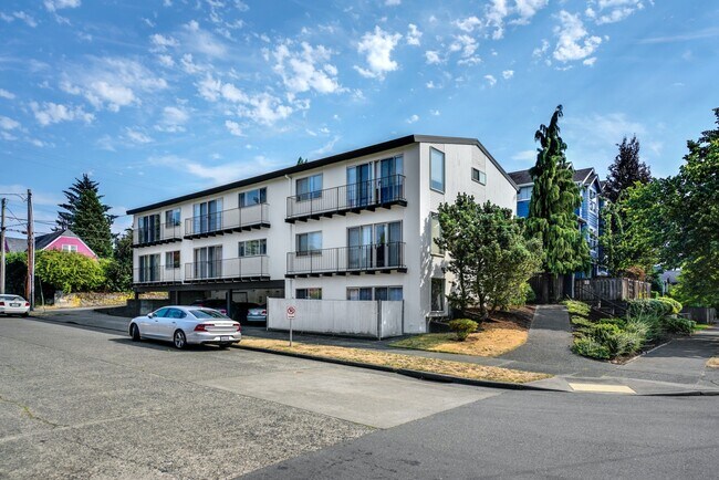 Building Photo - 4000 California Ave SW