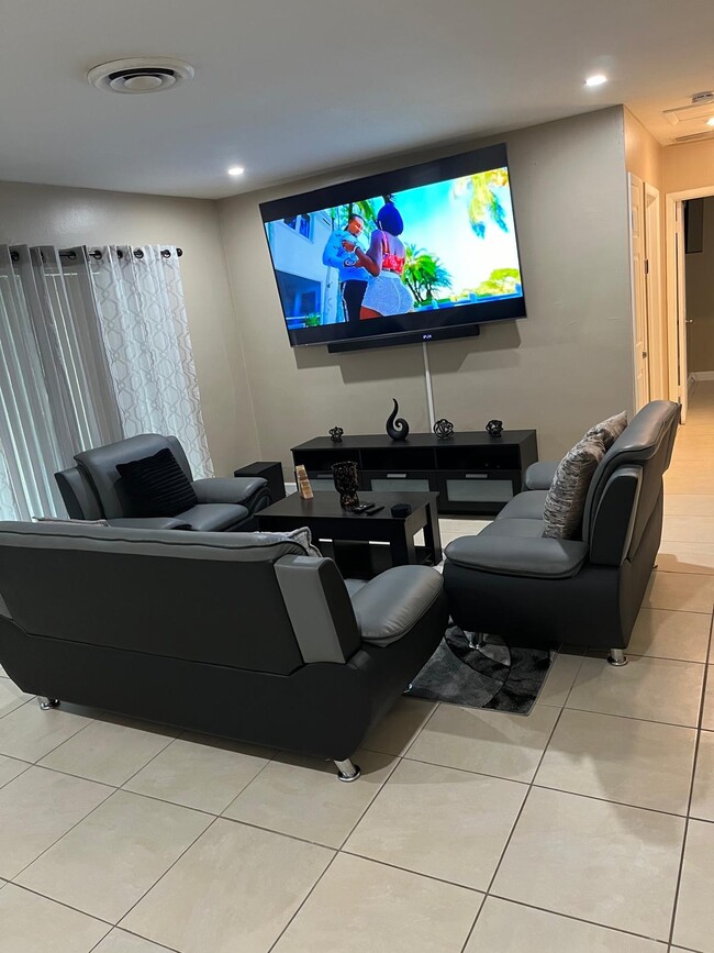 Foto del edificio - 7530 Miramar Pky