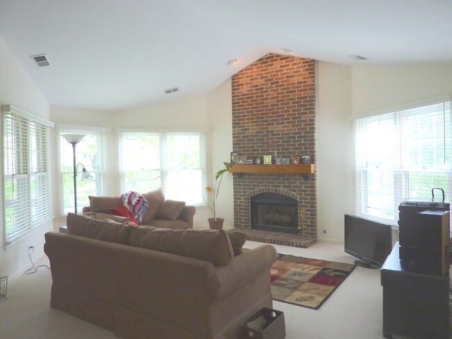 Building Photo - 265 Willow Pkwy