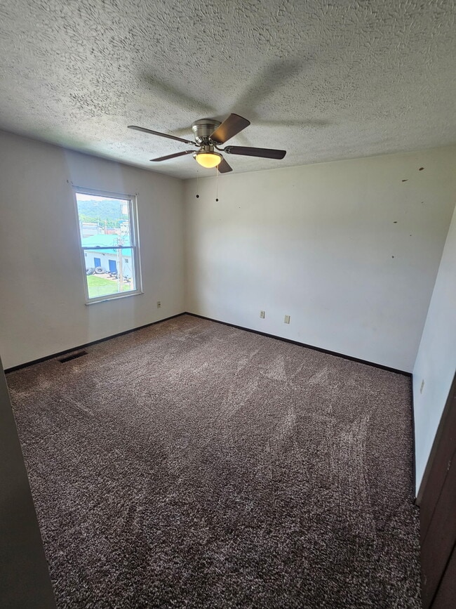 Building Photo - 155 Elm St