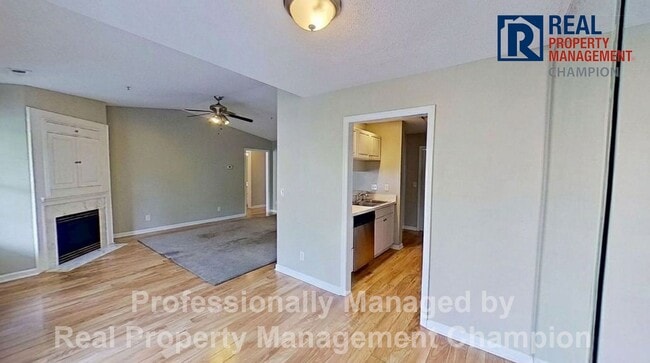 Building Photo - Spacious Upper Level Condo w/Open Floorplan and Split Bedrooms