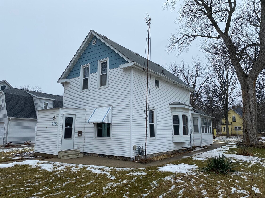 715 6th St SW, Willmar, MN 56201 House Rental in Willmar, MN