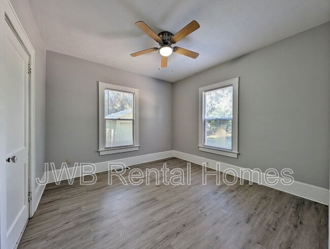 Building Photo - 715 Cove St