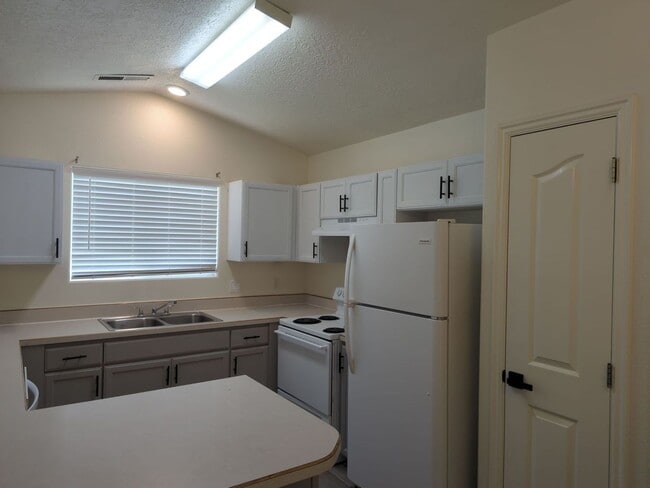 Foto del edificio - Centrally Located 3 Bedroom Condo. Small D...