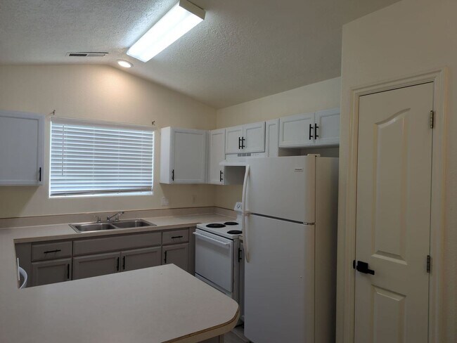 Building Photo - Centrally Located 3 Bedroom Condo. Small D...