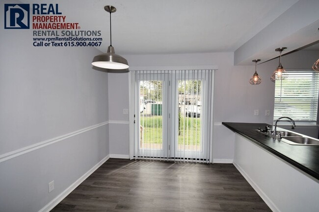 Building Photo - 2BD/1.5BA updated townhome, quick walk to ...