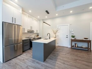 Building Photo - 1556 Rue Saint-Antoine O