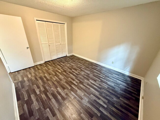 Building Photo - Downtown Location!