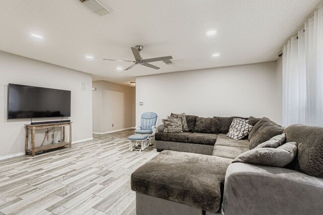 Building Photo - Stunning 3 bedroom home with Easy access t...