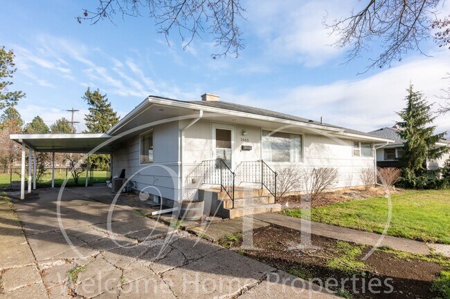 Foto del edificio - Spacious 5 Bedroom Home with Fenced Yard & Covered Parking