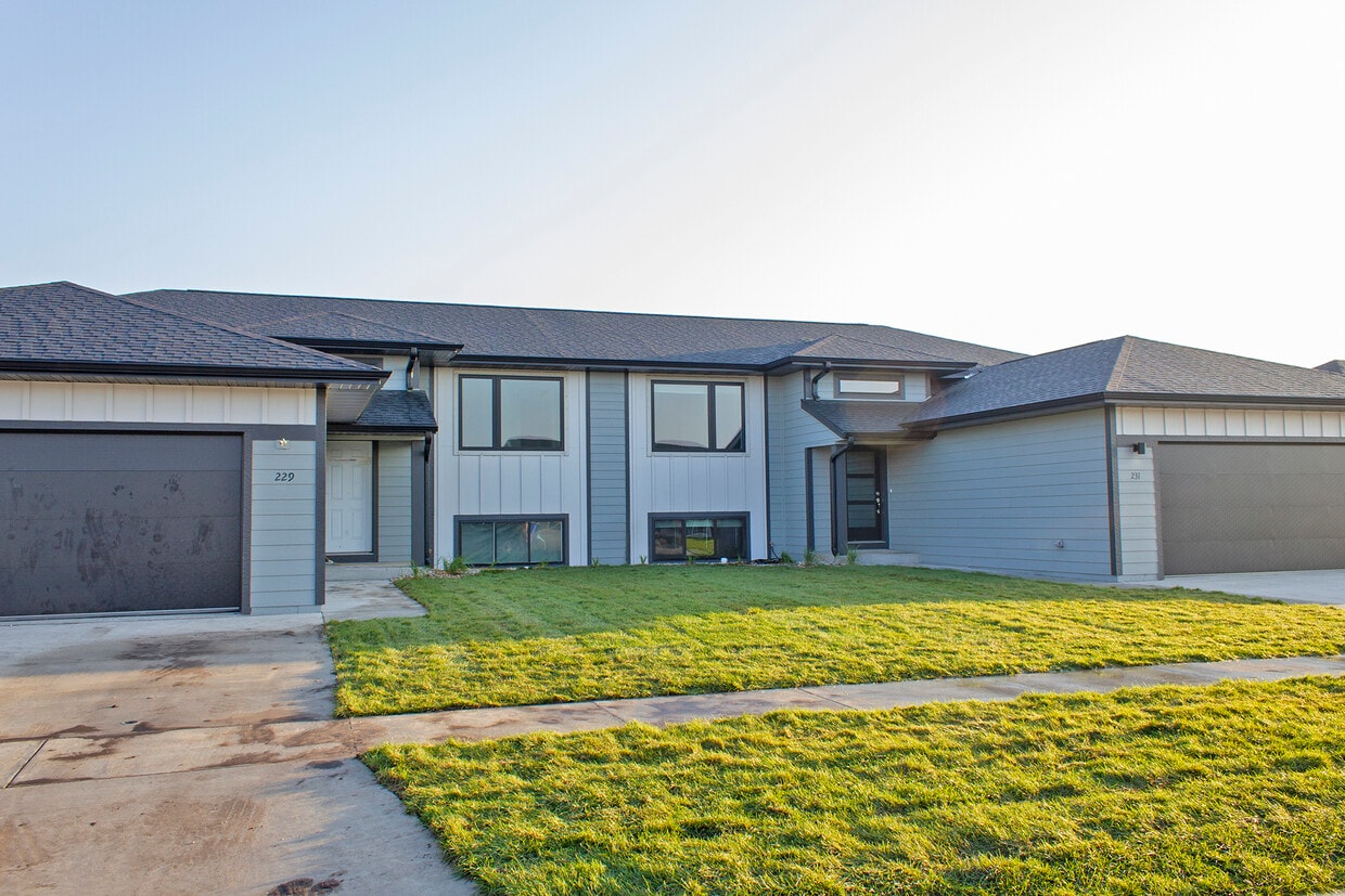 Exterior - 229 E Blue Bell Dr