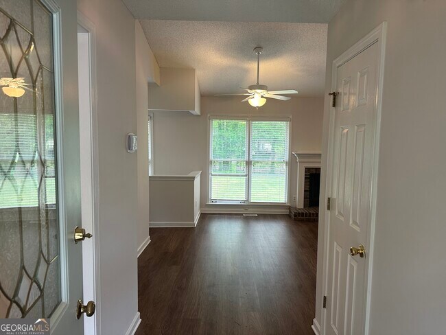 Foto del edificio - 207 Kentwood Dr