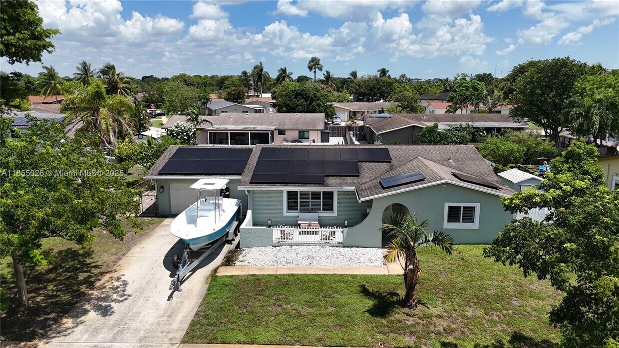 Foto principal - 4081 Lake Dr