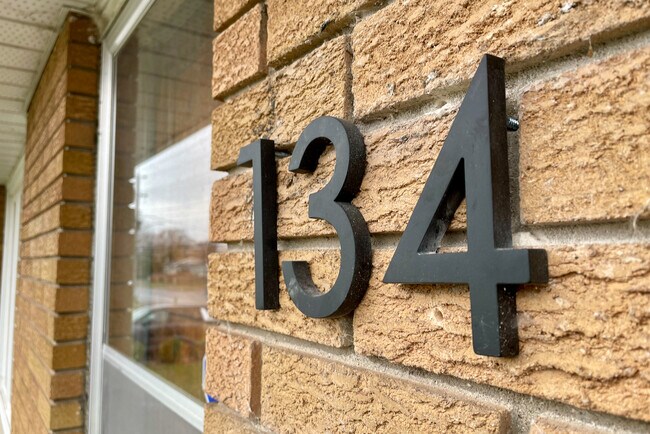 Photo du bâtiment - 2-Bed Basement Suite | $2049 ALL-INCLUSIVE | Private Laundry