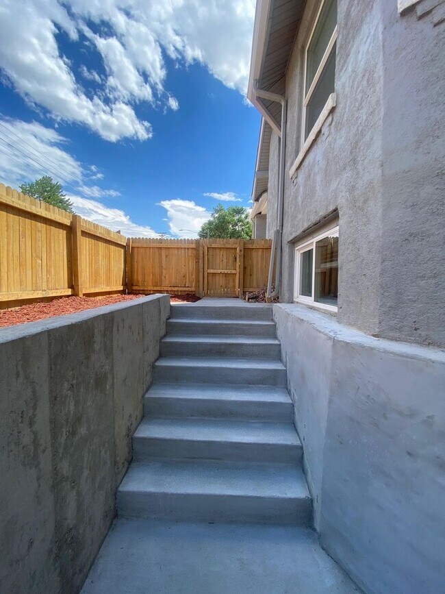 Building Photo - Highlands 2 BDR Basement Unit - All Utilit...