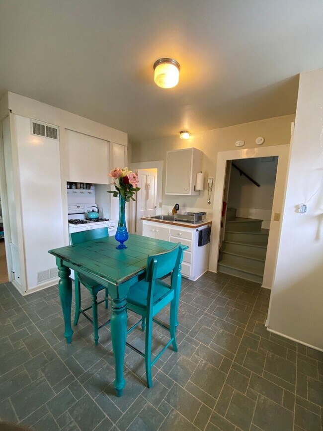 Building Photo - 2 Bed, 1 Bath in York Neighborhood  Close ...