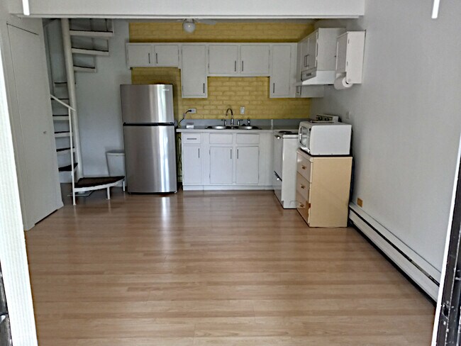 Building Photo - 13 St Thomas Colony